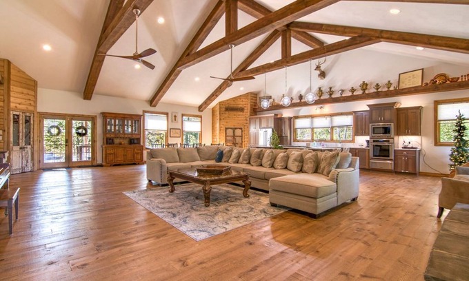 Blue Eye Casa | Vaulted Ceilings, Gourmet Kitchen Appliances, Hot Tub, Car Charger, Private, Comm Pool