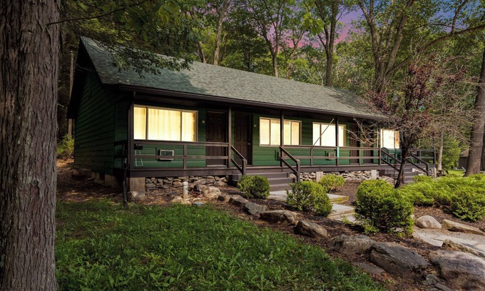 Canadensis Hotel | Vaulted Pine Pocono Modern | Firepits | Pickleball