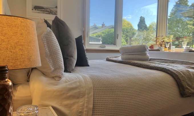 Newstead Cama Y Desayuno | Vegan Home Stay- Small Queen Room w Shared Bathroom