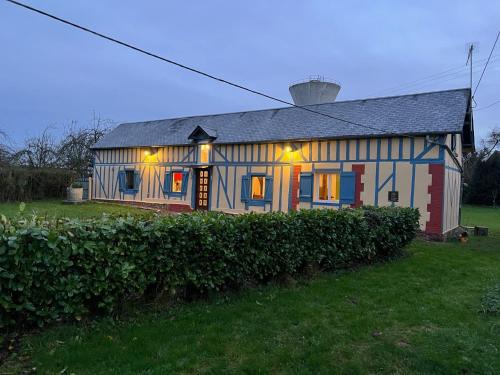 La Ferte-en-Ouche Casa | Venez respirer l'air de la Campagne a 70 km de de l'Océan, Villers sur Mers , Deauville . Maison de 100 m² ,sur une parcelle de 2000 m² 3 chambres toutes refaites , 2 salles d'eau , 2 toilettes , cuisine équipées . tous refait a neuf