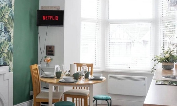 Swindon Apartamento | Verdantia Bliss With Parking | Swindon Convenient Stay