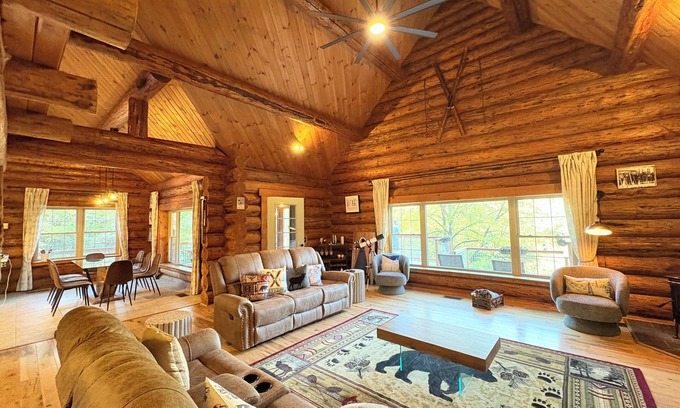 Proctor Cabina | Vermont Lodge Cabin with Mountain Views near Killington