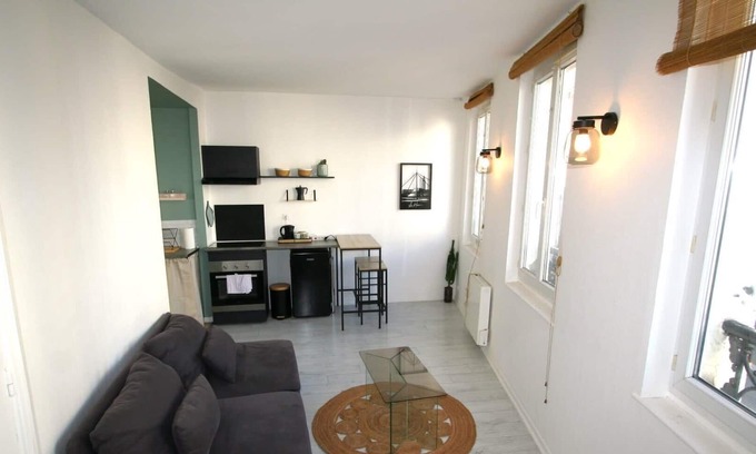 Saint-Martin-du-Littoral Apartamento | Very bright 30m² at 200m from the beach