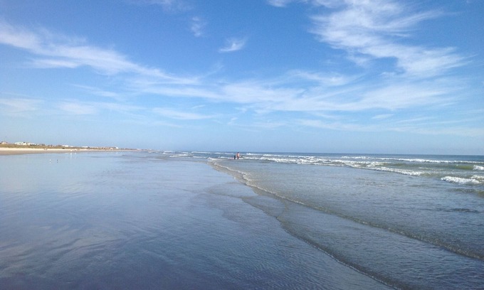 Butler Beach Condominio | 1BD muy grande, 1BA frente al mar, planta baja, Wifi, HDTV, piscina grande