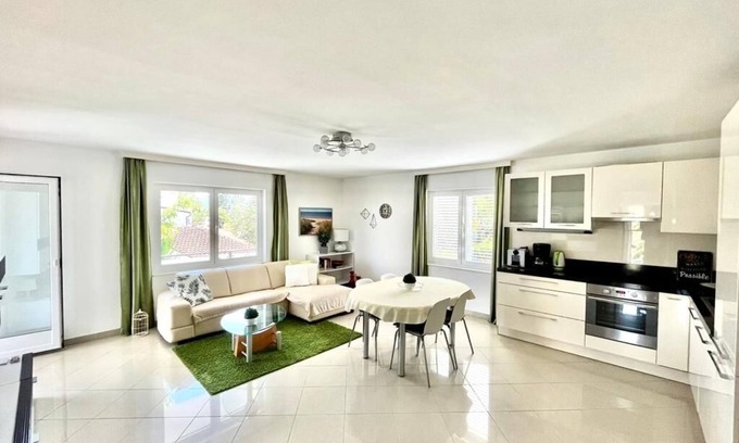 Vantacici Apartamento | Casa de vacaciones grande y moderna en el 2-Fam.Casa con jardin! 2 min de la playa