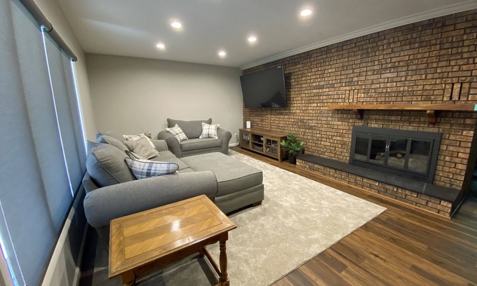 Mishawaka Casa | Very Nice 3 Bed 2 Bath Home with HOT TUB, near ND!