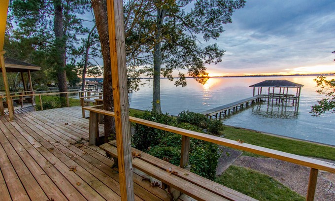 Indian Shores Casa | Lake Houston Vacation Home, impresionantes vistas, ventanas de piso a techo.