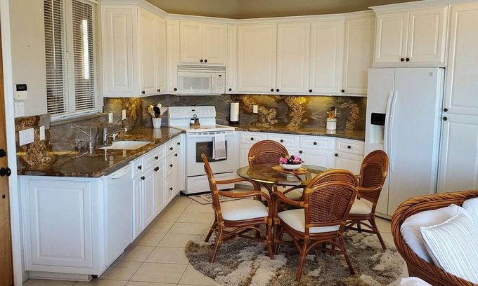 East Canyon Casa | Very Private Detached Guest House with Amazing Views & Garage.