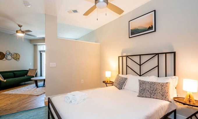 Plaza Midwood Apartamento | Viagem Welcoming 1BR with Pool & Gym