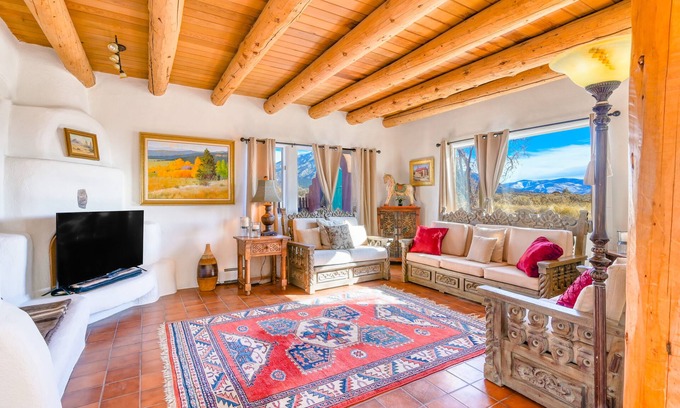El Prado Casa | Vibrant dog-friendly townhouse with stunning mountain vistas - close to skiing