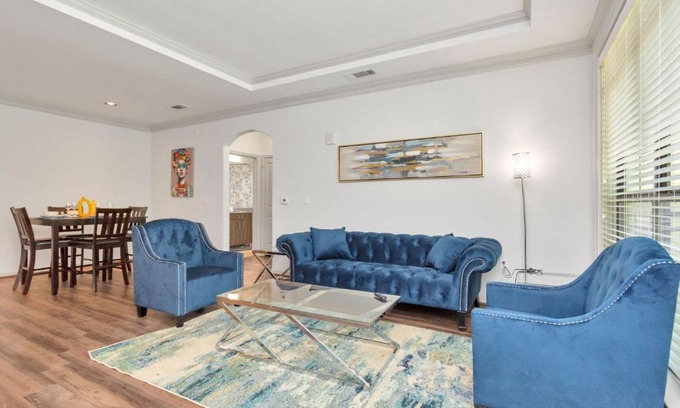 Conroe Apartamento | Vibrant & Spacious Double King suite