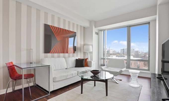 West End Apartamento | Vibrant Two Bed steps from Charles River