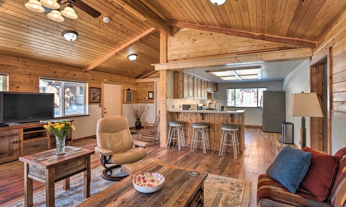 Victor Cabina | Victor Woodland Cabin Retreat w/ Fire Pit