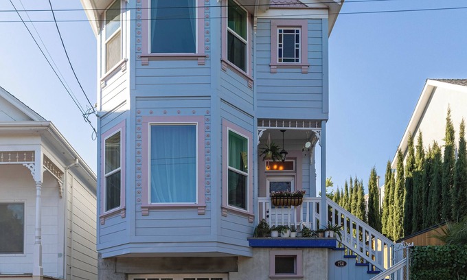 Crockett Casa | Victorian Home - 2bed 2.5baths, huge backyard, 30 mins to Napa & SF, Free Pets!