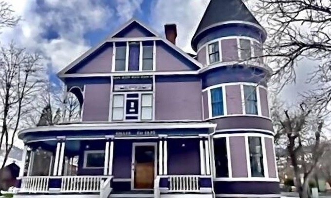 Yreka Casa | Victorian Mansion Newly Renovated. Sleeps 16. Two kitchens.
