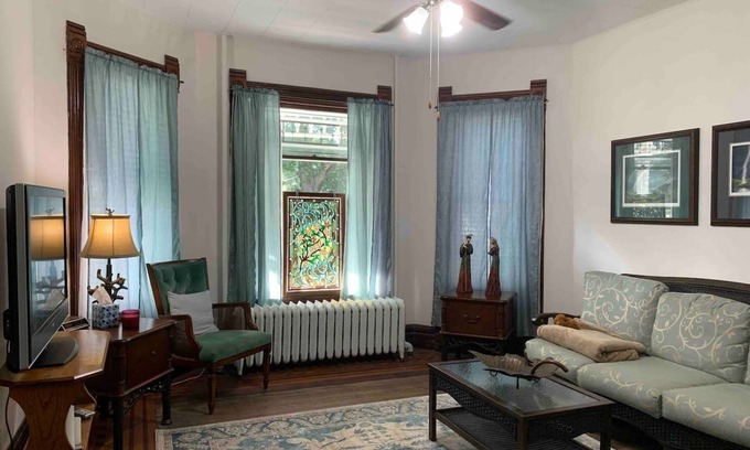 Bushnell Casa | VICTORIAN VACAY 3 BR Sleeps 10
