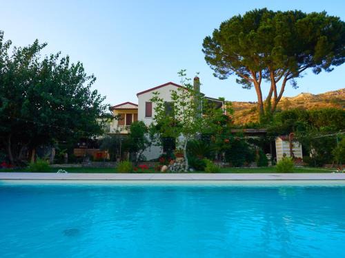 Gerace Cama Y Desayuno | Vida Locrese con piscina salata