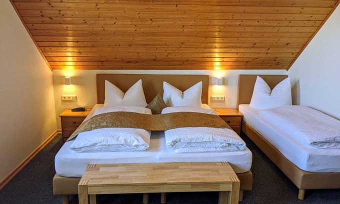 Zilshausen Cama Y Desayuno | Vierbettzimmer, Dusche, WC, Standard - Landgasthof Zur Post