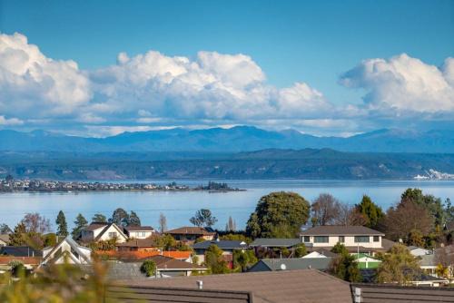 Nukuhau Casa | View from the Top - Spa Pool, Lake & Mountain Views, Close to Town!