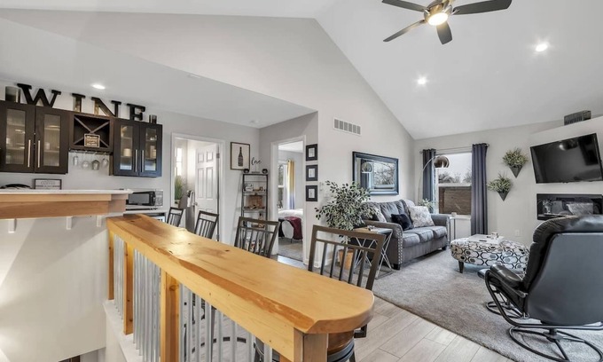 Lake Fenton Apartamento | View of Lake Fenton with hot tub and fire place