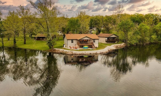 Branson Cabina | Views! Lakefront Hot Tub, Kayaks, Firepit, & Pool! Disc Golf, Park, & Playground