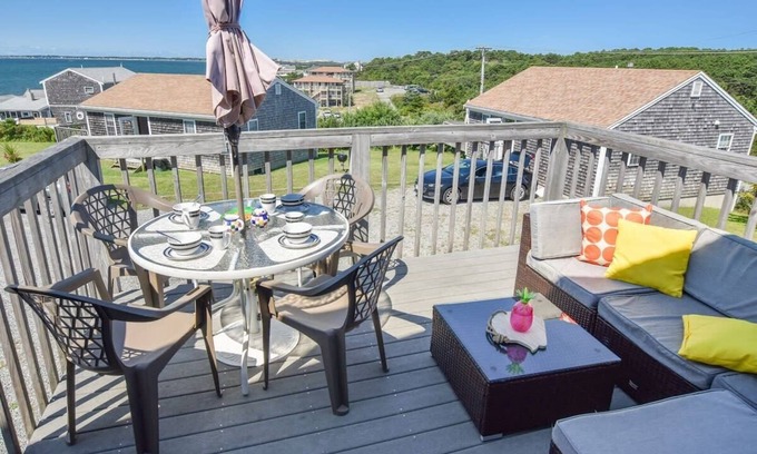 North Truro Casa | Views of Bay Access to Private Beach!