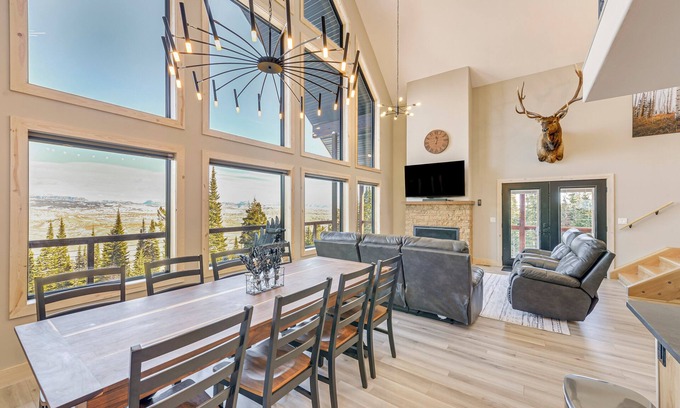 Dubois Casa | Views, Trails, Hot Tub & More: Luxe Wyoming Oasis