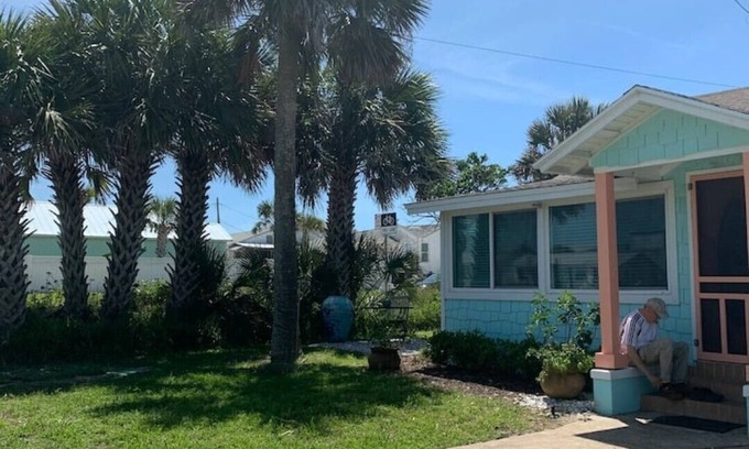 Vilano Beach Cabaña | Vilano Beach Cottage, 1/2 block to Surfside Beach. Historic Capo Cottage