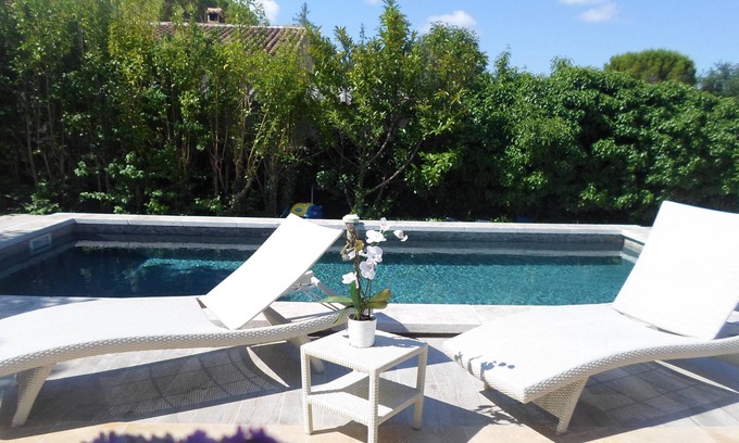 Saint-Marcellin-les-Vaison Villa | VILLA LES GRANGES- PISCINA rodeada por un parque verde con vistas a las montañas