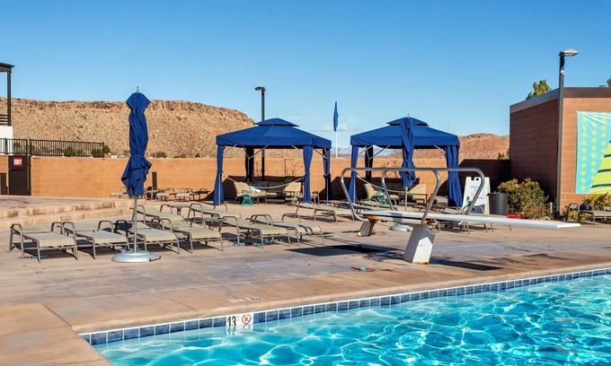 Bloomington Casa | Villa 30 - 4 bedroom townhome pool and hot tub