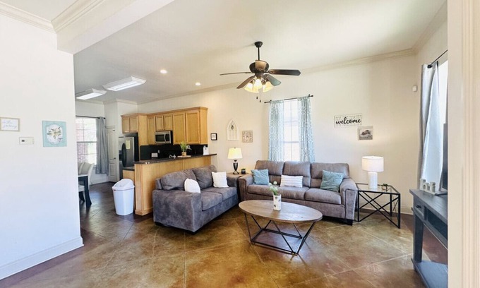 Pine Grove Apartamento | Villa 6, spacious townhouse in Tickfaw, LA