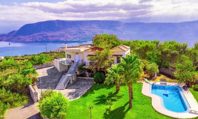 Pitharion Villa | Villa Afrodita, cerca aeropuerto, con piscina, Wi Fi, vista bahía Souda, oasis