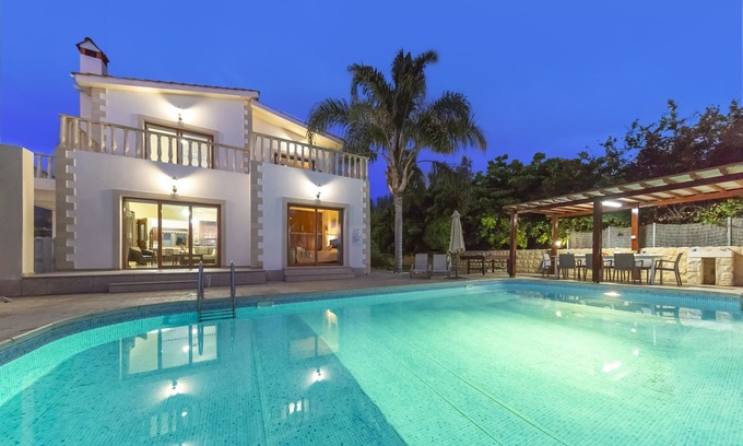 Argaka Villa | Villa Alasia - una villa de playa con piscina climatizada con capacidad para 8 personas en 4 habitaciones