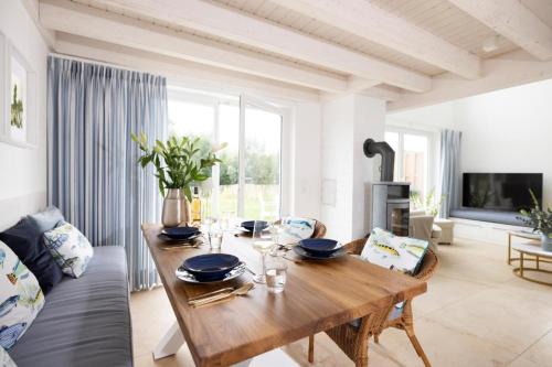 Nordhorn Casa | Villa am See für bis zu 6 Personen mit Kaminofen, Badewanne und Sauna - Haustiere herzlich willkommen, direkt am Wasser gelegen