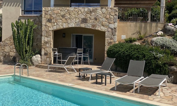 Cirendinu Villa | Nueva villa, impresionantes vistas a las montañas, piscina climatizada, playa 1.500 m Blue Shed