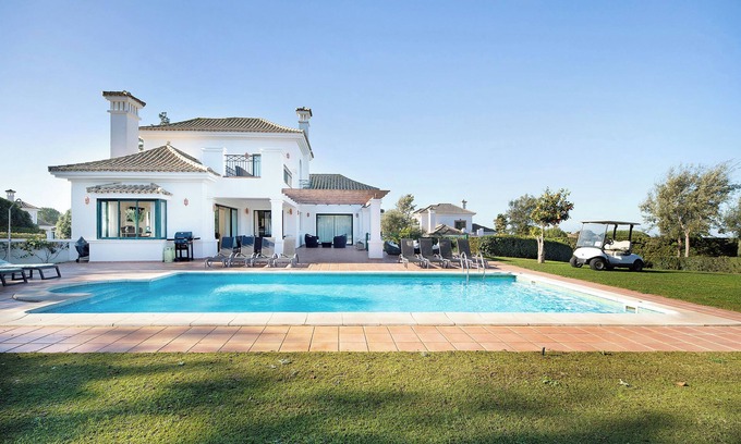 Arcos de la Frontera Villa | Villa "Arcos golf Jacaranda 5 dormitorios" con vistas a la montaña, piscina y Wi-Fi