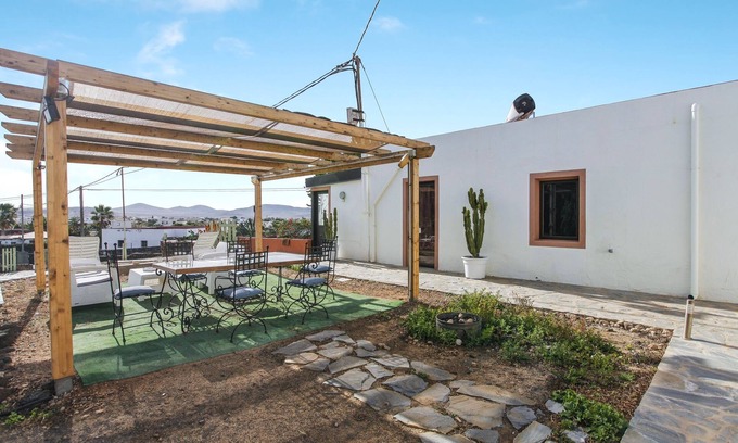Lajares Villa | Villa "Bioenergika Luna" con Wi-Fi de fibra óptica, terraza, vistas a la montaña y jardín