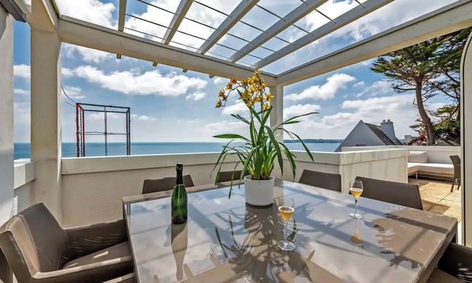 Locmaria-Plouzane Casa | Villa Blue Ocean offers amazing views of the Atlantic ocean. Relax in luxury.