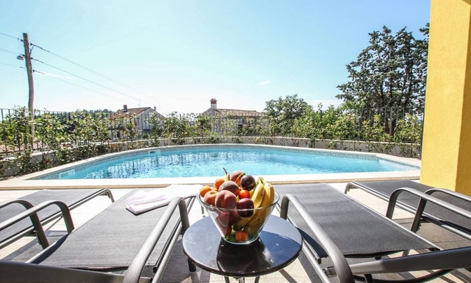 Mugeba Villa | Villa Cecilia with Private Pool near Aquacolors