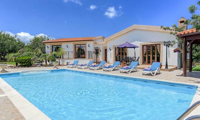 Latchi Villa | Villa Chariklia-Detached espaciosa villa incluye una piscina privada, una sauna y WI-FI