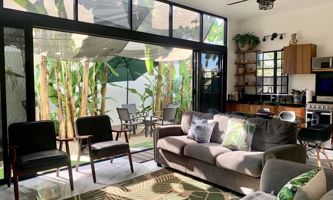 San Francisco Casa | Villa Cocos, Modern Family Retreat, Cozy & Private just 3 Blocks from the Beach
