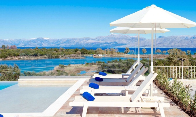 Perithia Villa | Villa en Perítheia con 8 habitaciones, capacidad 18