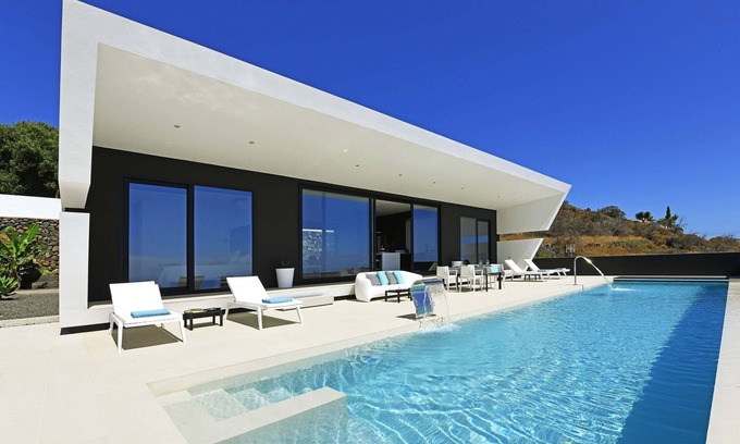 Arecida Villa | Villa Crow