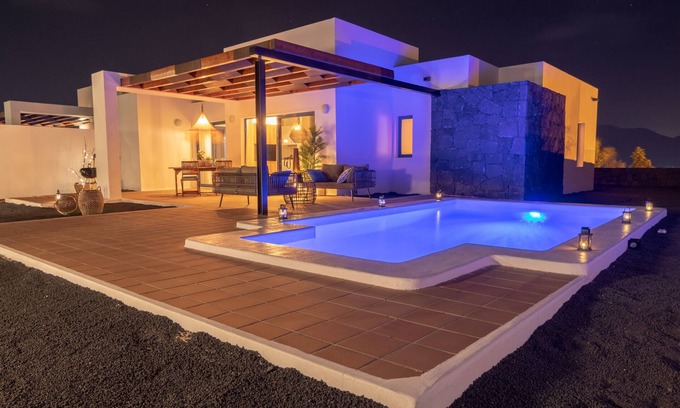 Playa Blanca Villa | Villa Daida by Villalia