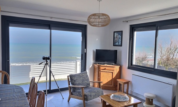 Bernieres-sur-Mer Casa | Villa de la plage, seafront, D-Day beach, Calvados, Normandy Juno