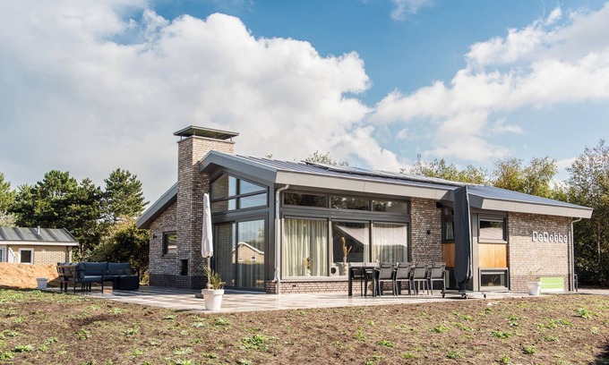 Buren Casa | A detached home De Dobbe located on the grounds of Klein Vaarwater in Buren.
