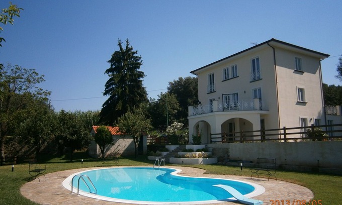 Vallo della Lucania Casa | Villa Don Agostino con piscina rodeada de vegetación