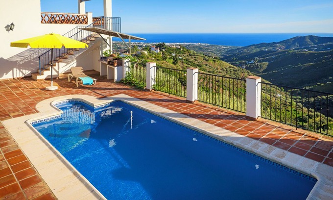 Frigiliana Villa | "Villa El Regalo" con impresionantes vistas, piscina, jardín y Wi-Fi
