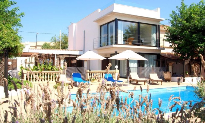 Palma de Mallorca Villa | VILLA FRENTE A LA PLAYA CON PISCINA Y GRAN JARDÍN IDEAL FAMILIAS
