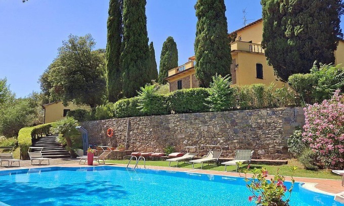 Il Poggio Villa | Villa Farnetta Grande: A spacious and welcoming three-story villa located in the heart of the Val d'Orcia, with Free WI-FI.